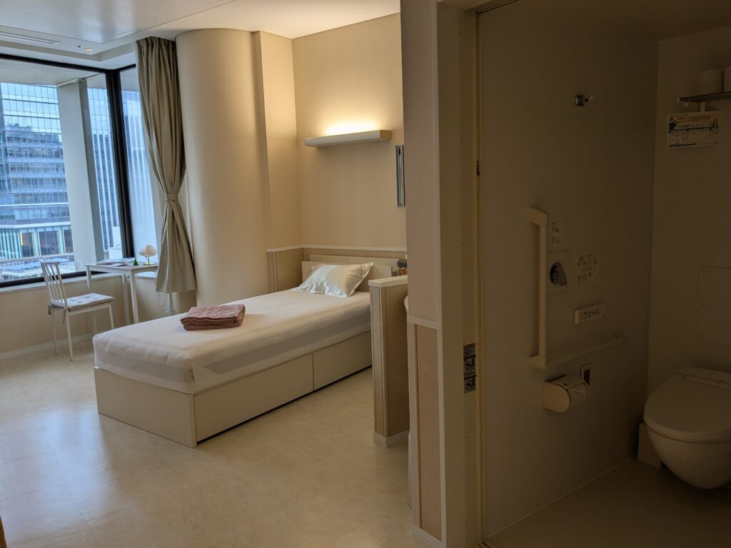 alt="愛育病院 産後ケア デイケア 個室 シャワー トイレ付き"