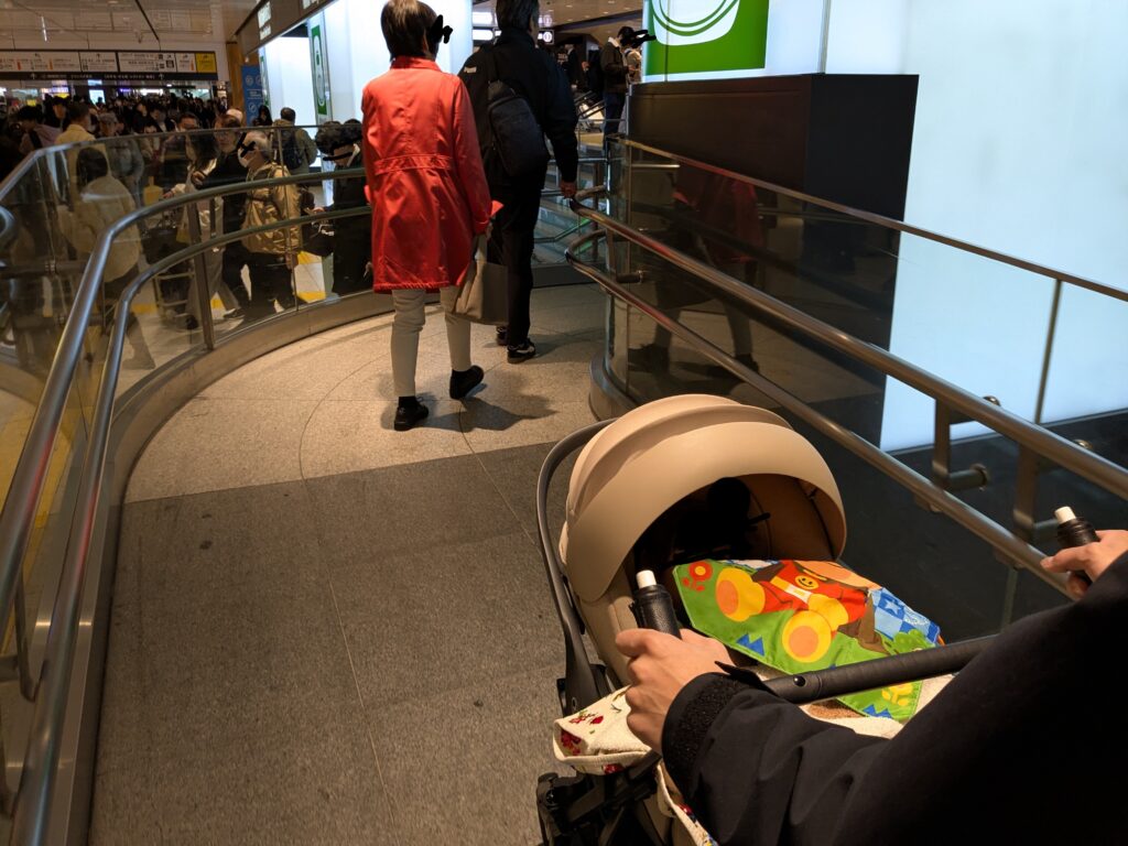 東京駅　新幹線　スロープ